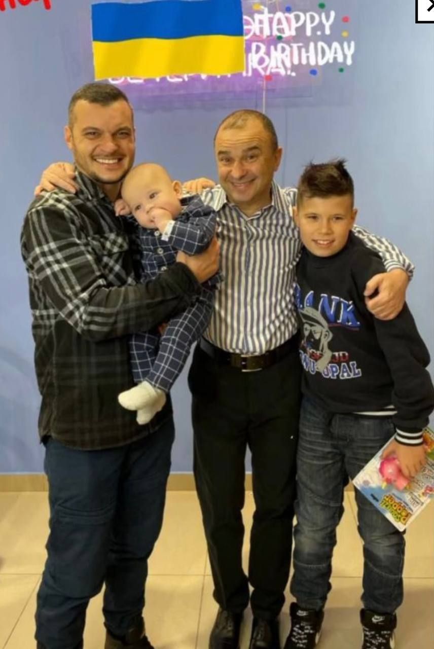 Віктор Павлік та його діти - старший син Олександр, син Михась та онук Давид - 791242 Віктор Павлік та його діти - старший син Олександр, син Михась та онук Давид - фото 791242