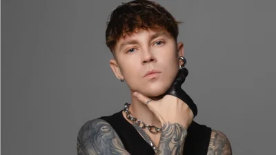 Артем Пивоваров розплакався на сцені та подарував свою гітару сину військового: момент, який зворушив увесь Палац спорту