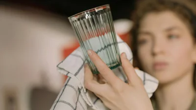 В посудомойке vs руками: как мыть посуду экономнее