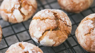 Апельсиновое печенье с трещинками, которое разлетается со стола, как семечки