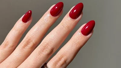 Які кольори стануть хітами однотонного манікюру взимку 2025/26