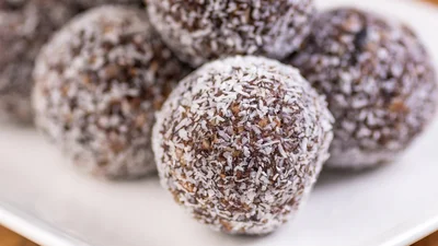 Найпростіші домашні цукерки – без цукру, без випічки, без мороки