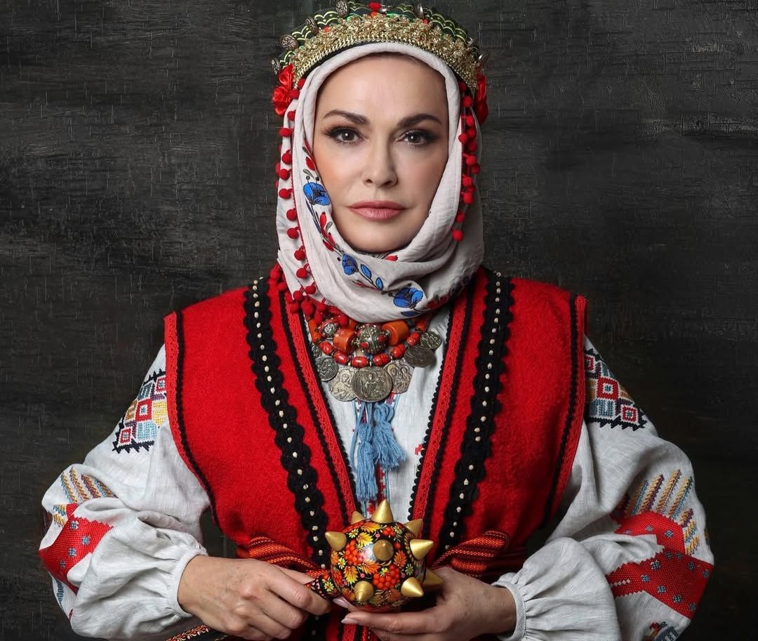 Символ несокрушимости: Ольга Сумская надела традиционный костюм для образа украинской куклы - 792563 Символ несокрушимости: Ольга Сумская надела традиционный костюм для образа украинской куклы - фото 792563