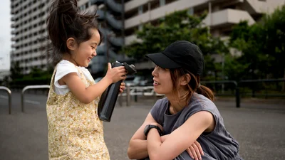 В Сингапуре женщину бросили с решетку за попытку обманом устроить дочь в крутую школу