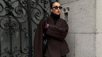 Как стильно носить свитер с высоким горлом – 4 гениальных образа