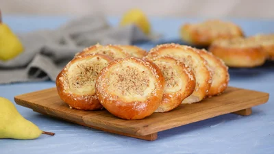 Коли душа потребує глютенової насолоди — готуємо ватрушки з карамелізованою грушею