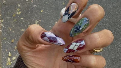Ромбовий манікюр у стилі аргайл обіцяє стати найзатишнішим трендом зими 2025/26