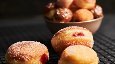 Когда слова лишние: жарим творожные пончики с черносливом