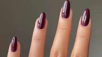 Сочная слива: роскошный цвет для зимнего маникюра, который украсит твои ручки