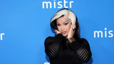 Карди Би создала из пуповины золотой кулон