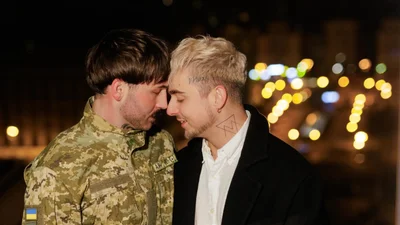 "Я сказав "так": MELOVIN заінтригував прихильників поцілунком з чоловіком у центрі Києва