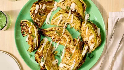 Суперлегка вечеря: запечена молода капуста в ніжному соусі