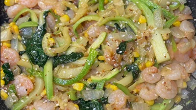 Замість калорійних макаронів: кабачкова паста з креветками