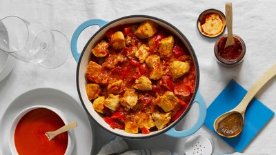 Цю курочку в томатному соусі з'їдають до останнього шматочка – простий рецепт