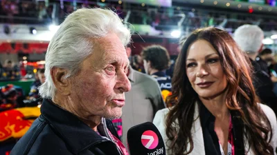 Дуглас и Зета-Джонс засветились с красавчиком-сыном на Гран-при - смотри, как выглядит отпрыск актерской пары