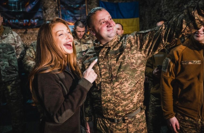 Тіна радо спілкувалася з нашими захисниками - 794066 Тіна радо спілкувалася з нашими захисниками - фото 794066