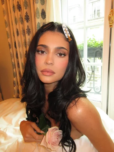 Кайлі Дженнер продемонструвала ніжний зимовий мейк-ап, який стане хітом сезону - фото 794330