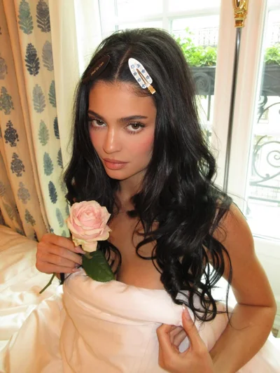 Кайлі Дженнер продемонструвала ніжний зимовий мейк-ап, який стане хітом сезону - фото 794331