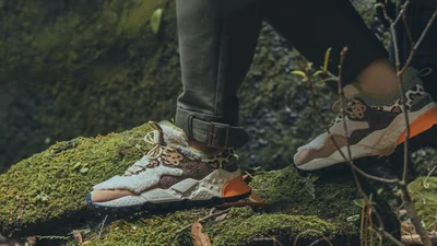 Тренд зими 2025/26 - кросівки на щодень, які виглядають як плюшевий ведмедик