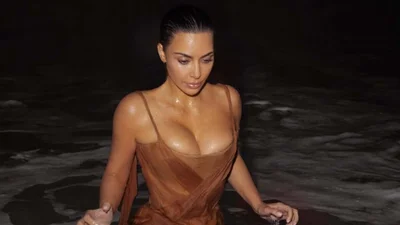 Нічне купання Кім Кардашян у сукні-реліквії вибісило Хлої - їдкий коментар від сестри незабарився