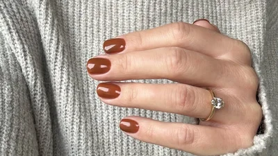 5 идей праздничного маникюра, если блестки уже раздражают