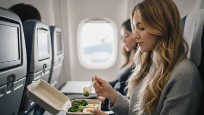 Що не треба брати з їжі в літак чи потяг: потурбуйся про комфорт свій та тих, хто подорожує поруч