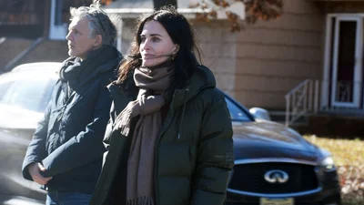 Кортни Кокс выгуляла новый пуховик: лучшая зимняя инвестиция