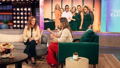 Цей фасон та колір джинсів робить фігуру стрункішою і легко стилізується - їх вже носять селебріті