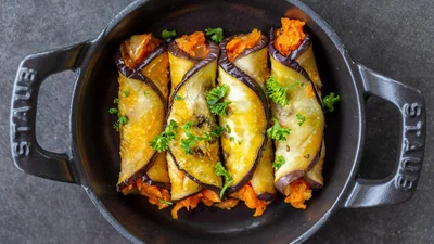 Рулетики з баклажанів із соковитою овочевою начинкою – рецепт пісної закуски