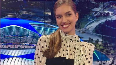 Олександра Кучеренко показала кокетливий образ із блузою в горошок — ідея для Нового року 2026