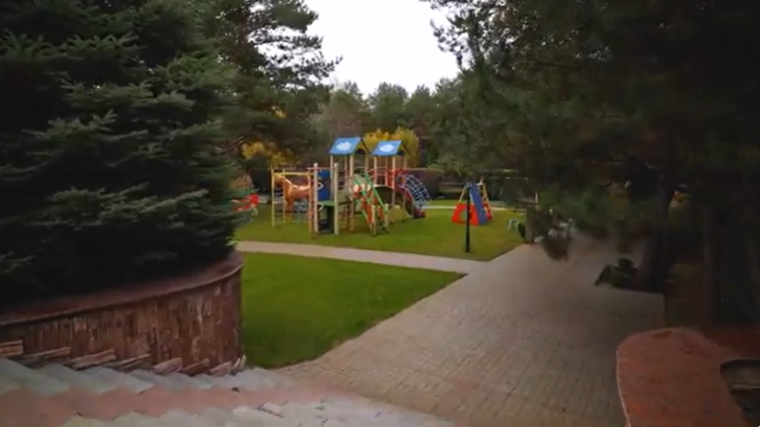 Гостьовий будинок, барбекю-хаус, два басейни і власний пірс: Камалія показала свої заміські хороми - фото 795859