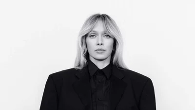 Безэмоциональная Вера Брежнева показала свое альтер эго в total black