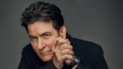 Звезда "Горячих голов" Чарли Шин, который имел 47 тысяч партнерш, влюбился в мужчину