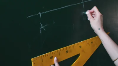 Румунська вчителька математики стала зіркою TikTok: за що її обожнюють 200 тис. підлітків