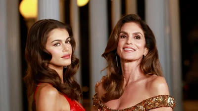 Дочь Синди Кроуфорд показала трендовый праздничный лук от Mango - стильный образ, который доступен каждой