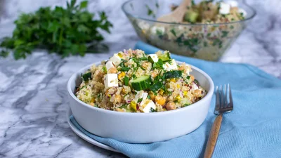 Вірусний салат Еністон – та сама версія, яку всі готують у TikTok