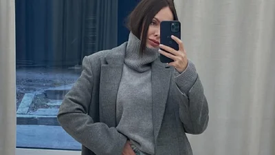 Христина Горняк продемонструвала ідеальний зимовий комплект із сірим пальтом і джинсами