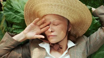 Романтичная и стильная: Памела Андерсон показала атмосферные фото в собственном саду