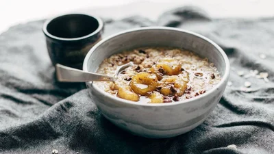 Комфортно, вкусно и сытно: 3 постных завтрака из овсянки