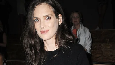 Вайнона Райдер пришла на гламурное мероприятие в свитере с динозавром