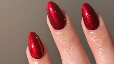 Маникюр на декабрь 2025: 5 оттенков и дизайнов, которые зададут настоящий зимний вайб