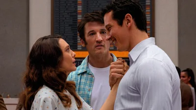 Свіженька прем'єра: чи варто дивитись "Вічність" з Елізабет Олсен