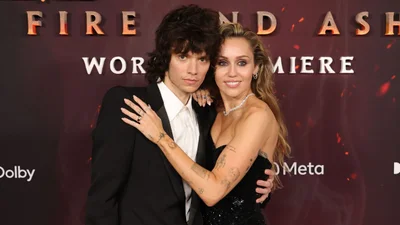 Майли Сайрус засветила кольцо на безымянном пальце - неужели скоро свадьба