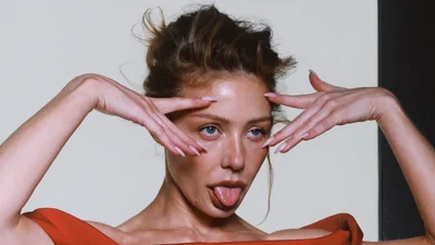 Тина Кароль вылезла на стол в телесном комбинезоне: певица поразила сложными позами