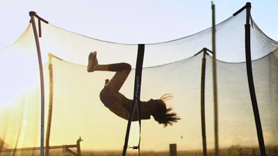 Жінка вперше стрибала на батуті - епічний фінал цього відео розсмішив мережу до сліз