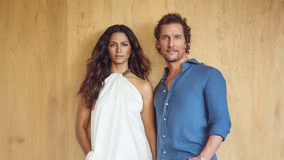 Меттью Мак-Конагей у сексі-версії Санти, а його дружина у мінісукні місіс Клаус - різдвяні фото парочки 18+