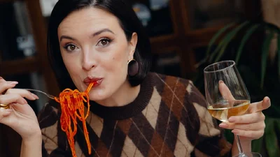 Теплый свитер Леры Мандзюк с милым принтом: модель, которая точно станет фаворитом зимы 2026