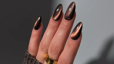 Манікюр, що притягує достаток: 3 зимові дизайни для фінансової удачі у грудні 2025