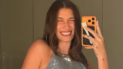 Хейли Бибер продемонстрировала роскошный топ, который станет идеальным выбором для празднования Нового года 2026