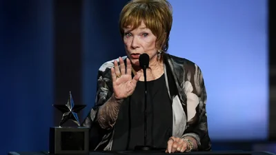 Папарацци поймали сильно постаревшую легенду Голливуда Ширли Мак-Лейн – неузнаваемые фото